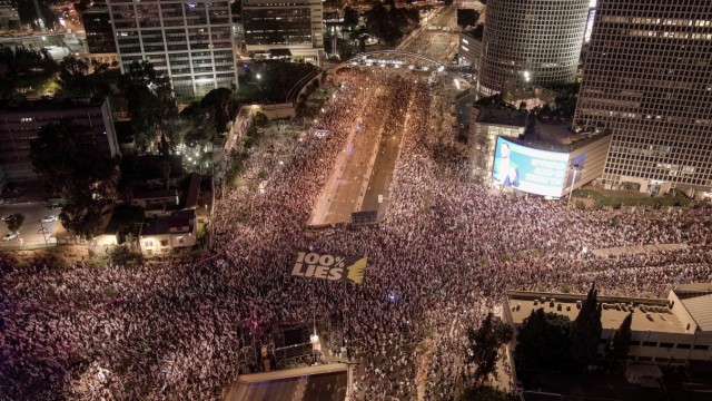 Israel: Tel Aviv on Saturday evening: Mass protest against the government of Benjamin Netanyahu