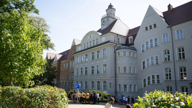 Saxony: The school building in Bischofswerda is searched for the crime.  The police seized bags, knives, bottles and lighters.