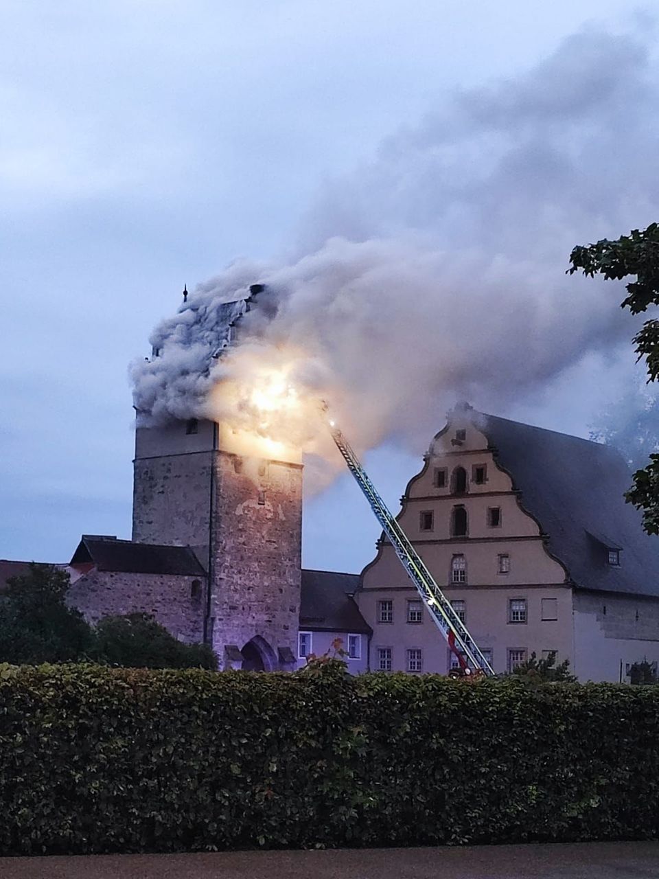 In Dinkelsbühl ist  der Turm des Nördlinger Tors durch ein Feuer beschädigt worden
