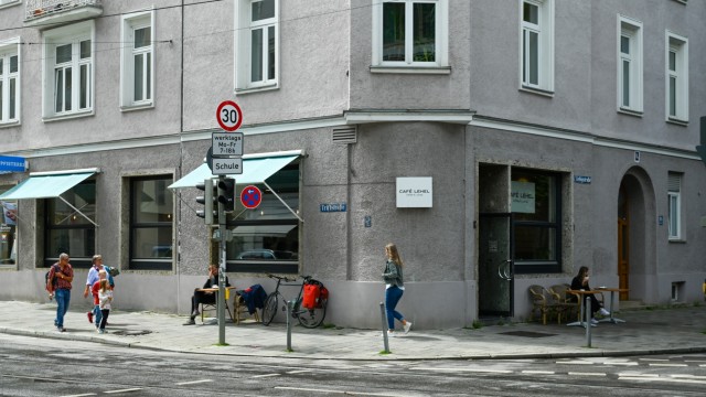 Café Lehel Coffee & Juices: In 1999, the San Francisco Coffee Company moved into the corner building at the intersection of Liebigstrasse and Triftstrasse.