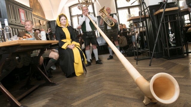 Wirtshauswiesn in Munich: Not all pub musicians have this with them: the trio "Bavarian extreme" impressed with alphorn.