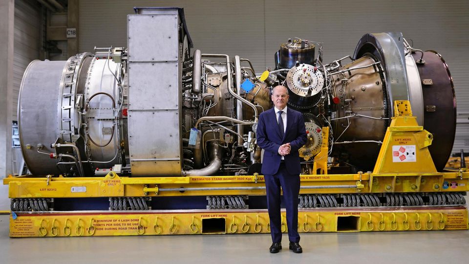 Olaf Scholz in front of a gas turbine