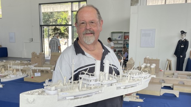 Record hobby: Oliver Stoll with the model of a torpedo depot ship, which he worked on repeatedly for ten years.