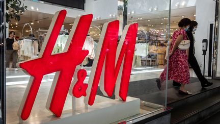 An H&M store in the Causeway Bay district of Hong Kong on July 25, 2023. (ISAAC LAWRENCE / AFP)