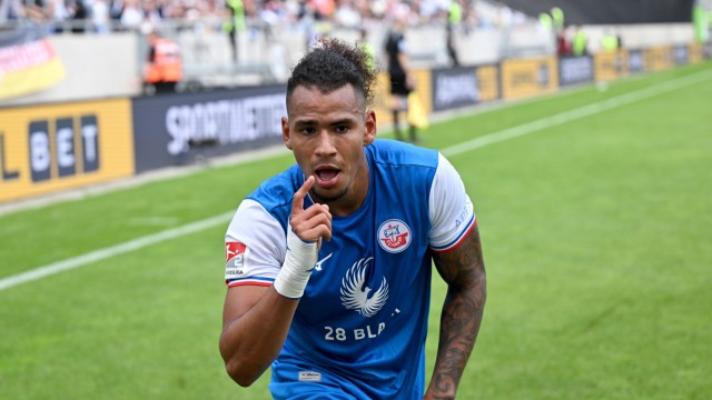 Stories from the second division: Goal in the 103rd minute: Juan Jose Perea from FC Hansa Rostock celebrates after scoring the winning goal in Elversberg.