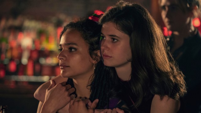 Series of the month August: Frances (Alison Oliver, right) and Bobbi (Sasha Lane, left) have been friends for ages.