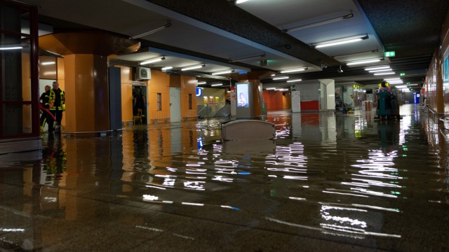 Thunderstorm: After heavy rainfall, water runs through the Südbahnhof in Frankfurt-Sachsenhausen.
