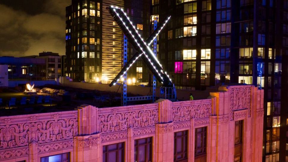 The X logo on the company's headquarters has been removed.  Photo: Noah Berger/FR34727AP/AP