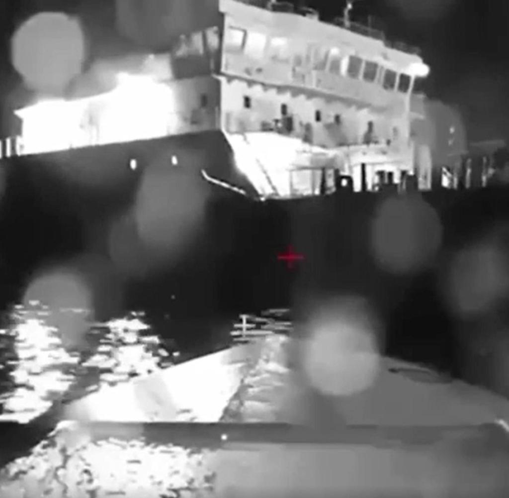 Dieses Standbild aus einem Video vom Samstag zeigt, wie sich eine Seedrohne dem russischen Tanker „SIG“ im Schwarzen Meer nähert