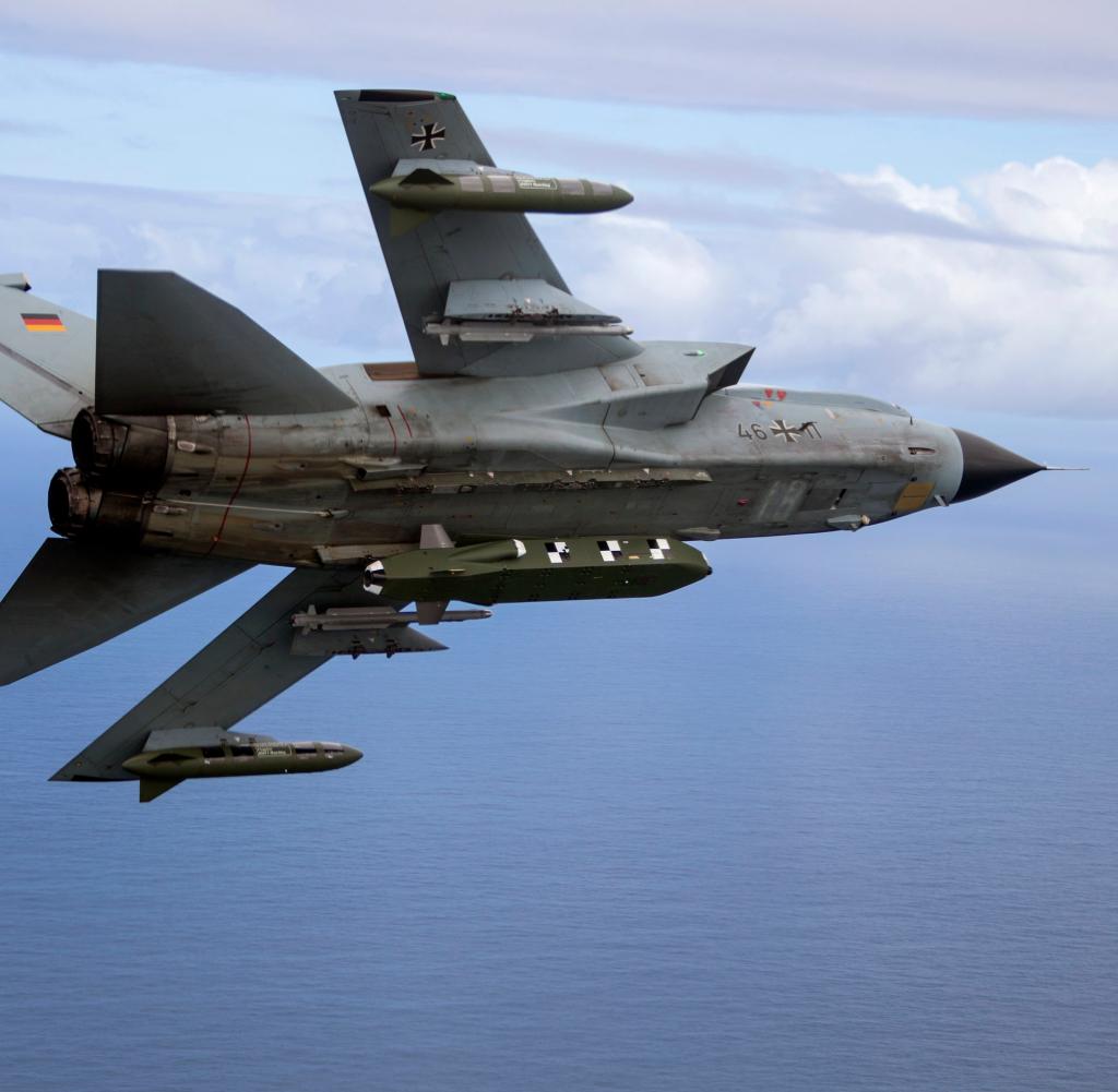 Der Marschflugkörper Taurus (unter dem Flugzeugrumpf) wird von Kampfjets wie diesem Tornado abgefeuert