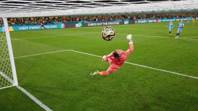 World Cup out for Australia: England goalkeeper Mary Earps can only jump and look after Sam Kerr's shot.