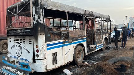 Un bus a été incendié le 1er août 2023 à Dakar (Sénégal), tuant deux passagers, dans un contexte de vives tensions liées à l'inculpation d'un opposant politique. (MAGATTE GAYE / AFP)
