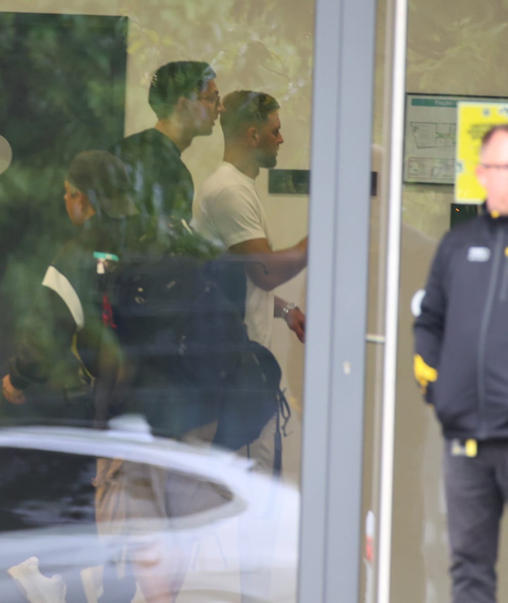 Caught!  Niclas Füllkrug in a white T-shirt last night at the BVB office in Brackel