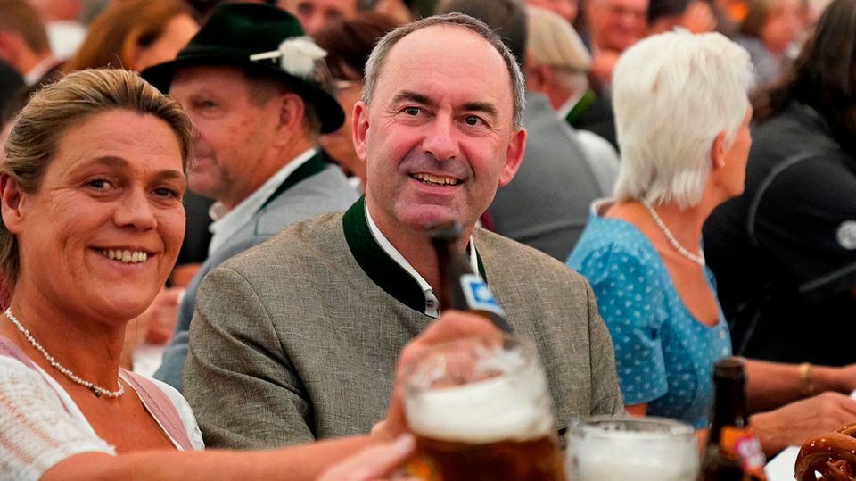 Hubert Aiwanger had a real home game during his campaign appearance in the beer tent in Aschau - despite the leaflet affair