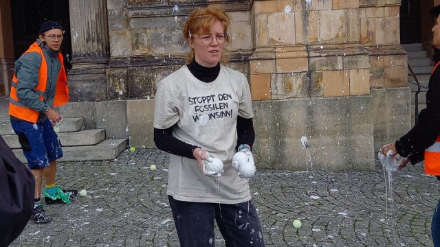 Proteste in München: In weiße Farbe getunkte Tennisbälle gegen den Landtag: Die Polizei hat etwa zehn Beteiligte mitgenommen, um deren Personalien aufzunehmen.