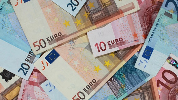 Banknotes are next to each other.  © picture alliance / dpa Photo: Jens Wolf