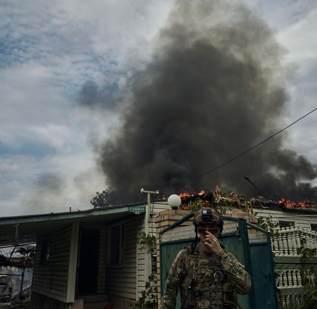 Ein ukrainischer Soldat vor einem brennenden Haus in Seversk im Osten der Ukraine