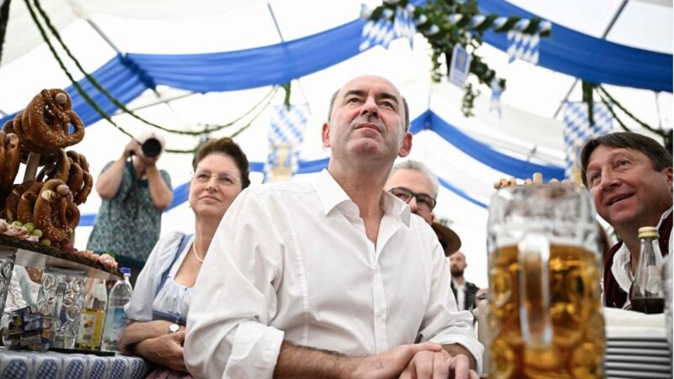 Hubert Aiwanger bei einem Wahlkampfauftritt in einem Bierzelt in Grasbrunn