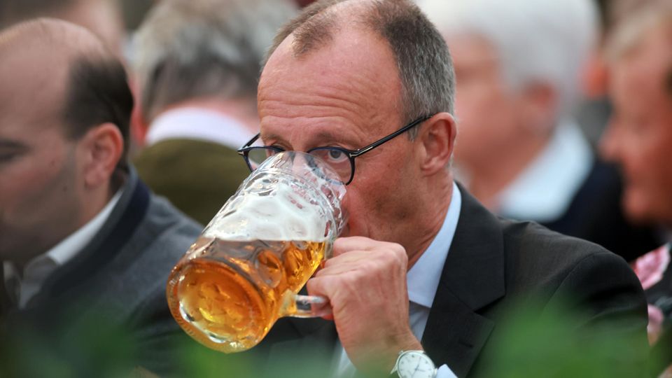 The CSU election campaign in Bavaria led CDU leader Friedrich Merz to a beer tent in Lower Bavaria.