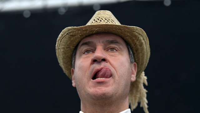 State election 2023: keynote speaker Markus Söder with the straw hat typical of Keferloher Monday.