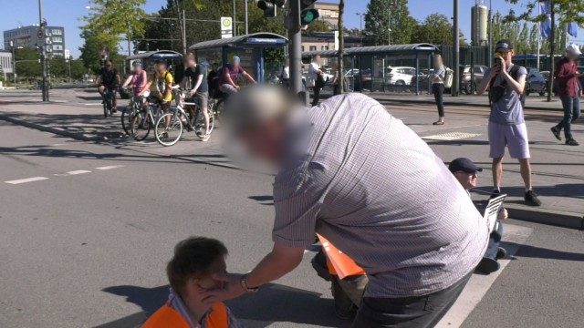 Protests against the IAA: A driver slaps an activist "last generation" at a roadblock.