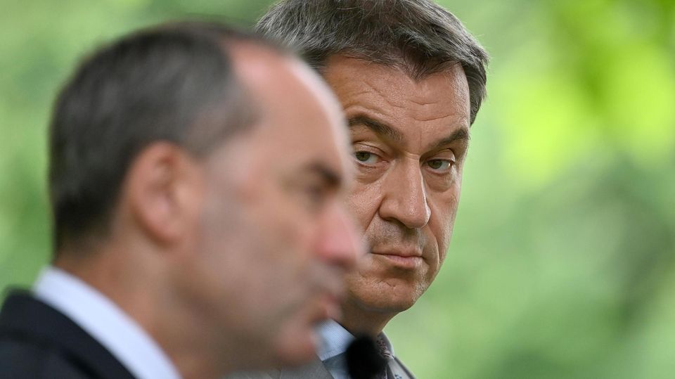 In the side profile: Markus Söder looks at Hubert Aiwanger