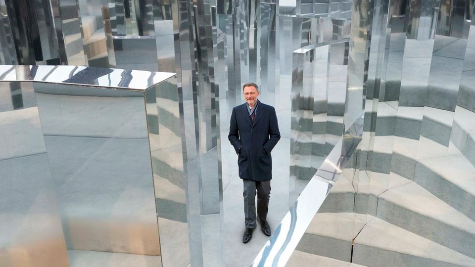 Christian Lindner in the hall of mirrors