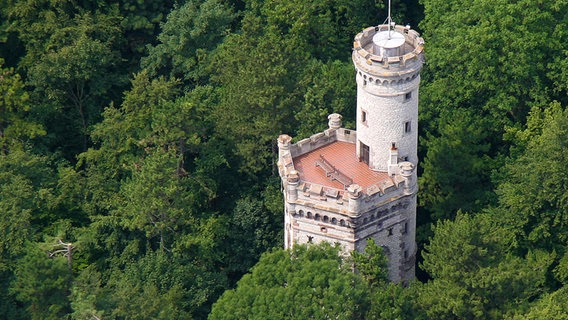 Aerial photo of the Bismarck Tower in the Göttingen city forest © picture alliance Photo: Stefan Rampfel