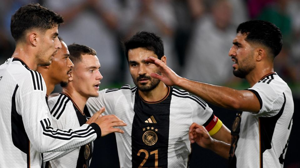 The German national players around new captain Gündogan (2nd from right) were at least able to celebrate a goal (1:1).