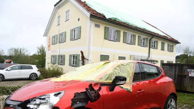 Insurers' first assessment: Most of the hail damage that has been reported to insurers so far has occurred on house roofs and cars.