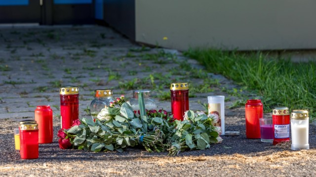 Lower Franconia: Passers-by laid candles and flowers in various places around the school center in Lohr.