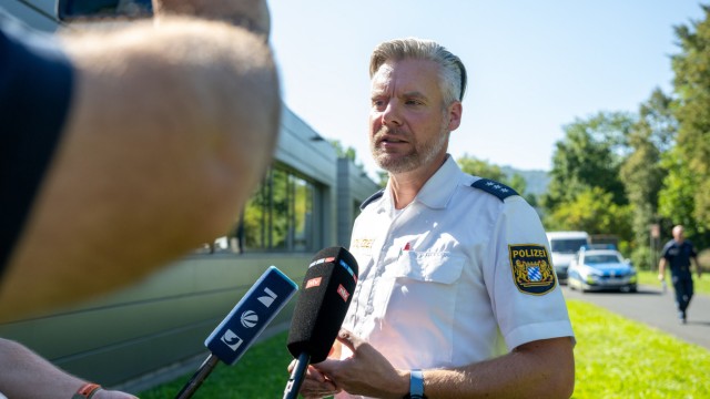 Lower Franconia: Enrico Ball, spokesman for the police headquarters in Lower Franconia, answers questions from media representatives on the grounds of the school center.