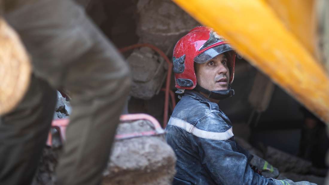 Ein Sanitäter während einer Rettungsaktion nach dem Erdbeben in Marokko. Mehrere Menschen wurden verschüttet.