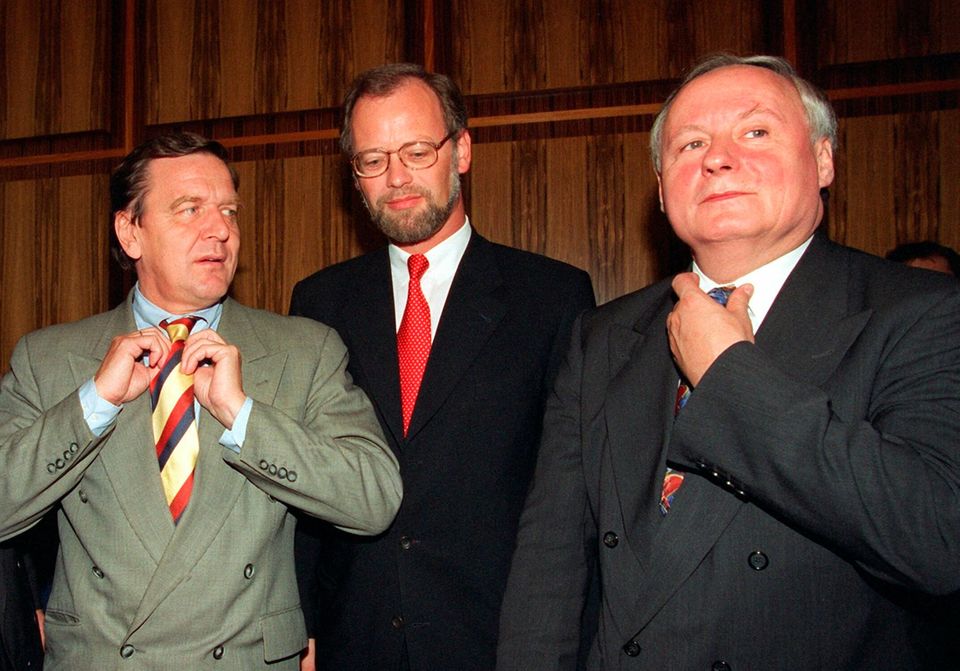 Oskar Lafontaine (r) und Gerhard Schröder (l) wären es gerne, Scharping (m.) wird's: Kanzlerkandidat für die Bundestagswahl 1994