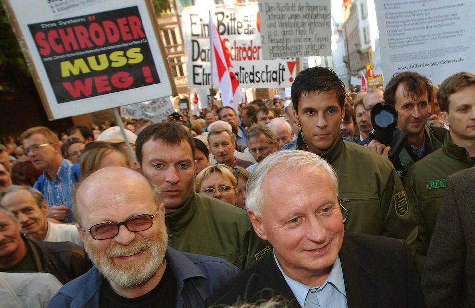 Lafontaine nimmt im August 2004 an der Montagsdemonstration gegen die geplante Arbeitsmarktreform von Schröder teil