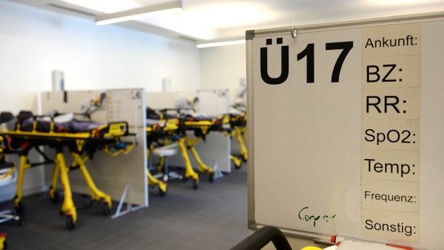 Medical service at the Oktoberfest: beds for "Late risers": In the Ü17 room, many people sleep off their intoxication until the next morning.  The blood alcohol records are often on the board.