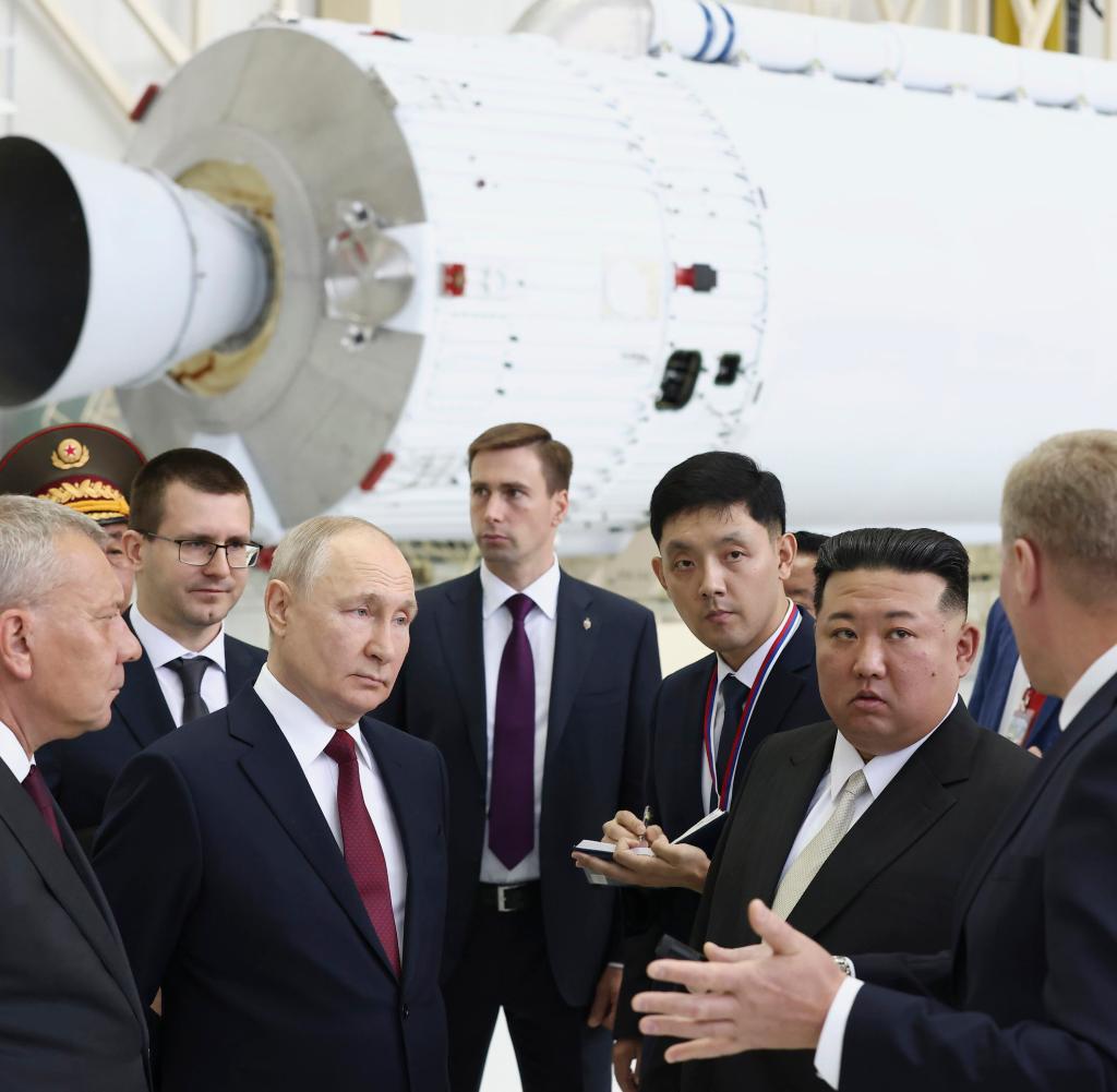 Wladimir Putin, Kim Jong-un und Funktionäre beider Staaten bei der Besichtigung des Weltraumbahnhofs Wostotschny