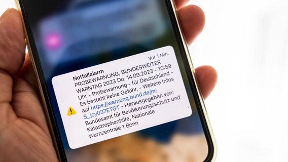 A notice about the nationwide warning day can be read on a cell phone display.  © dpa-Bildfunk Photo: Thomas Banneyer/dpa