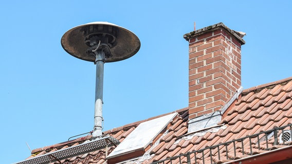 A disaster control siren on a house roof.  © picture alliance Photo: Winfried Rothermel