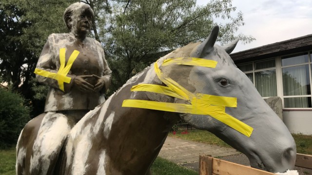 Work of art with symbolic power: The sculpture had already suffered serious injuries and was only held together with adhesive tape.