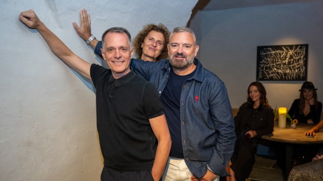 Scenario: Old walls in the palace cellar, old acquaintances: (from left) Johnny Talbot, Innegrit Volkhardt and Adrian Runhof.