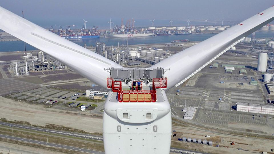 The photo shows the slightly smaller GE Haliade-X in Rotterdam.