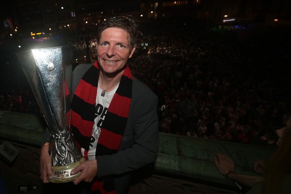 ARCHIVE - May 19, 2022, Hesse, Frankfurt/Main: Europa League, after Eintracht Frankfurt's final victory against Glasgow Rangers in Seville.  Frankfurt's head coach Oliver Glasner stands with the trophy...