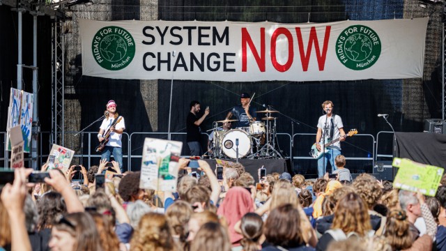 Climate protection: The Sportfreunde Stiller play at the end of the demonstration.
