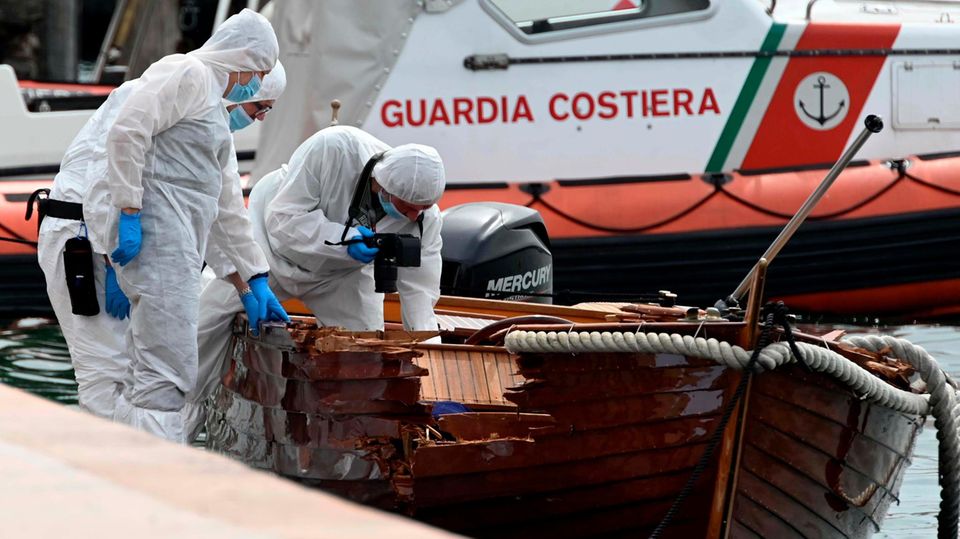The Italian police are investigating the crime scene on Lake Garda