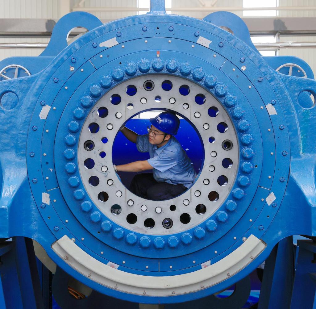 Ein Angestellter arbeitet an der Montagelinie eines Windturbinenturms in einer Fabrik der China State Shipbuilding Corporation Haizhuang Windpower