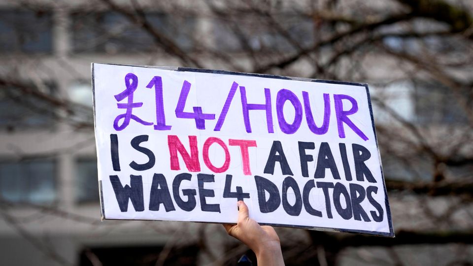 Doctors in the British health system are on strike, this sign reads: "£14 is not a fair hourly wage for doctors".