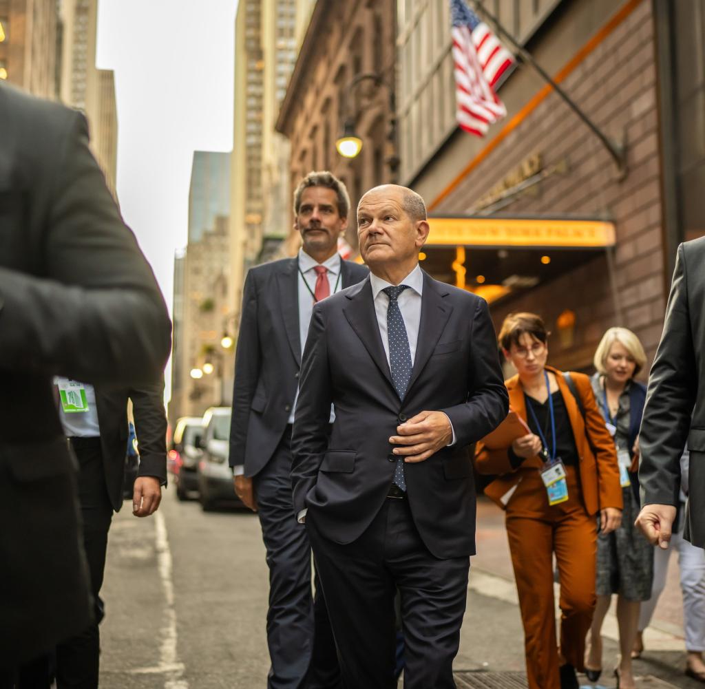 Chancellor Olaf Scholz walks through New York with government spokesman Steffen Hebestreit, his office manager Jeanette Schwamberger and other delegation members