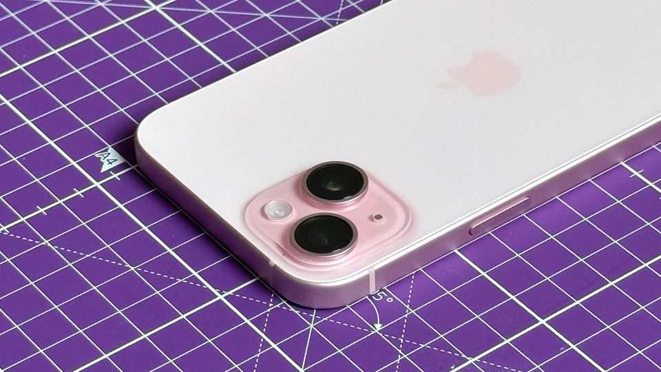 The camera is one of the highlights of the new iPhone 15. You can see it clearly here: The stylish glass back also allows the camera to stand out transparently from the housing