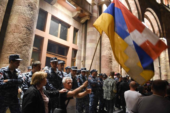 Hundreds of demonstrators gathered in front of the headquarters of the Armenian government and called for the resignation of Mr. Pashinian on Tuesday September 19.  Faced with the protesters, the police sealed off the entrances to the government building.  The police cordon, which was targeted by bottle throwing, resisted in the evening a crowd of demonstrators pressing it to enter the building, whose front door windows were broken.